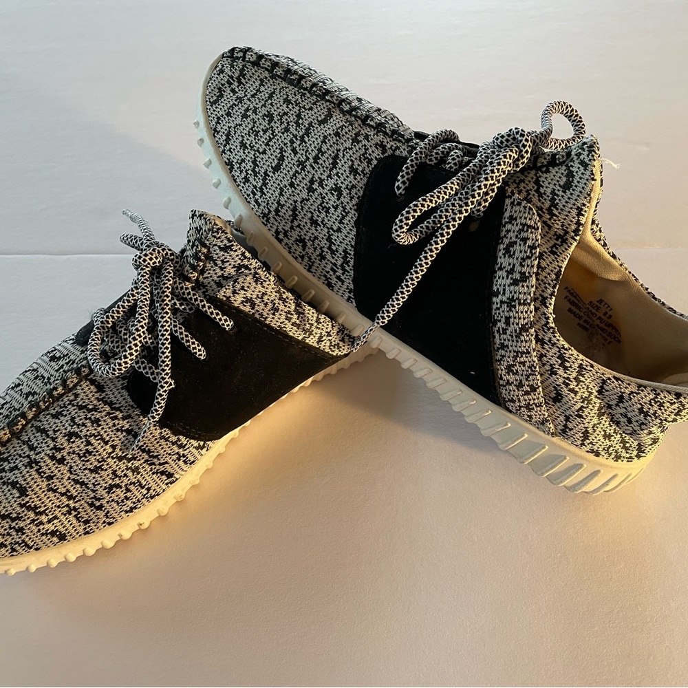 Madden Jettt Size 8.5. Black/ White Sneaker